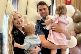 Charlie Carc com a esposa Erica e seus dois filhos pequenos